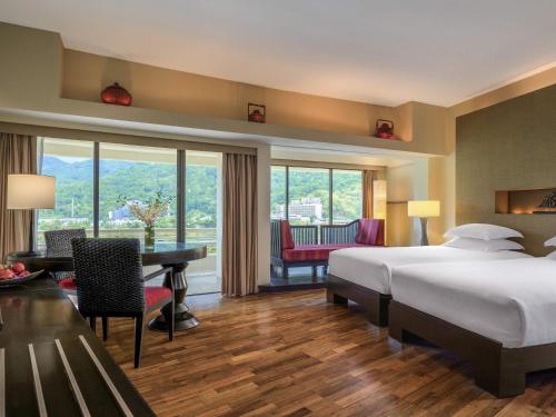 Suite Doble Junior con vistas al jardín - 2 camas del hotel Pullman Phuket Karon Beach Resort. Foto 4