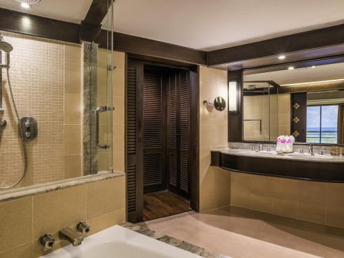 Suite Executive del hotel Pullman Phuket Karon Beach Resort