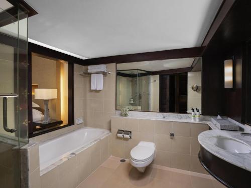 Suite Junior con vistas al mar - 2 camas del hotel Pullman Phuket Karon Beach Resort