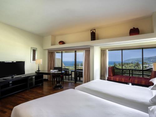 Suite Junior con vistas al mar - 2 camas del hotel Pullman Phuket Karon Beach Resort. Foto 1