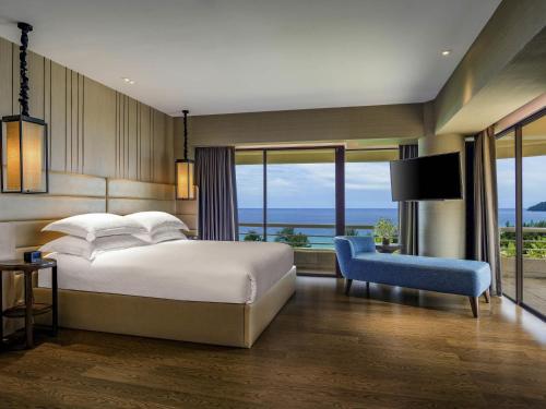 Suite Deluxe con vistas al mar del hotel Pullman Phuket Karon Beach Resort