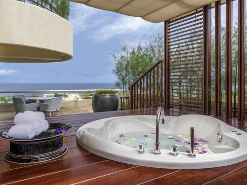 Suite Deluxe con vistas al mar del hotel Pullman Phuket Karon Beach Resort. Foto 1