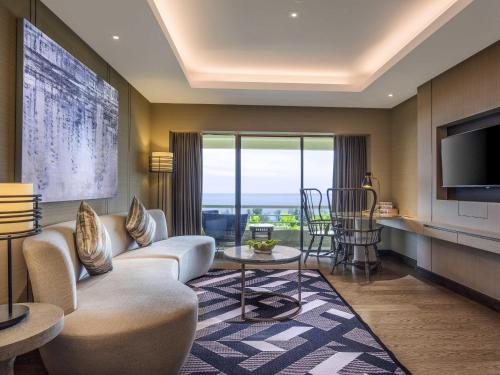 Suite Deluxe con vistas al mar del hotel Pullman Phuket Karon Beach Resort. Foto 2