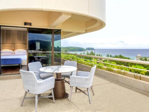 Suite Deluxe con vistas al mar del hotel Pullman Phuket Karon Beach Resort. Foto 3
