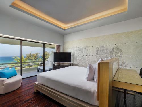 Suite Deluxe con vistas al mar del hotel Pullman Phuket Karon Beach Resort. Foto 4