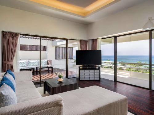 Suite Deluxe con vistas al mar del hotel Pullman Phuket Karon Beach Resort. Foto 5