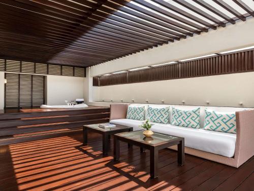 Suite Deluxe con vistas al mar del hotel Pullman Phuket Karon Beach Resort. Foto 6