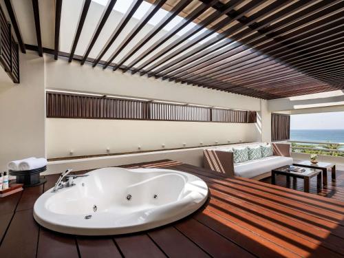Suite Deluxe con vistas al mar del hotel Pullman Phuket Karon Beach Resort. Foto 7