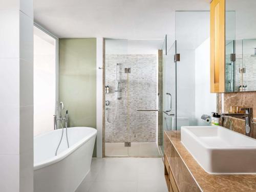 Suite Deluxe con vistas al mar del hotel Pullman Phuket Karon Beach Resort. Foto 8