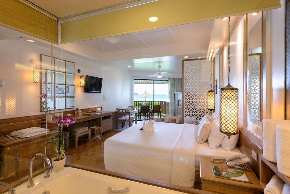 Junior Suite Oceanfront (Thani Wing) del hotel Katathani Phuket Beach Resort. Foto 10