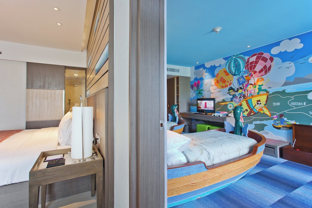 Suite familiar, varias camas del hotel Holiday Inn Resort Phuket, An Ihg. Foto 1