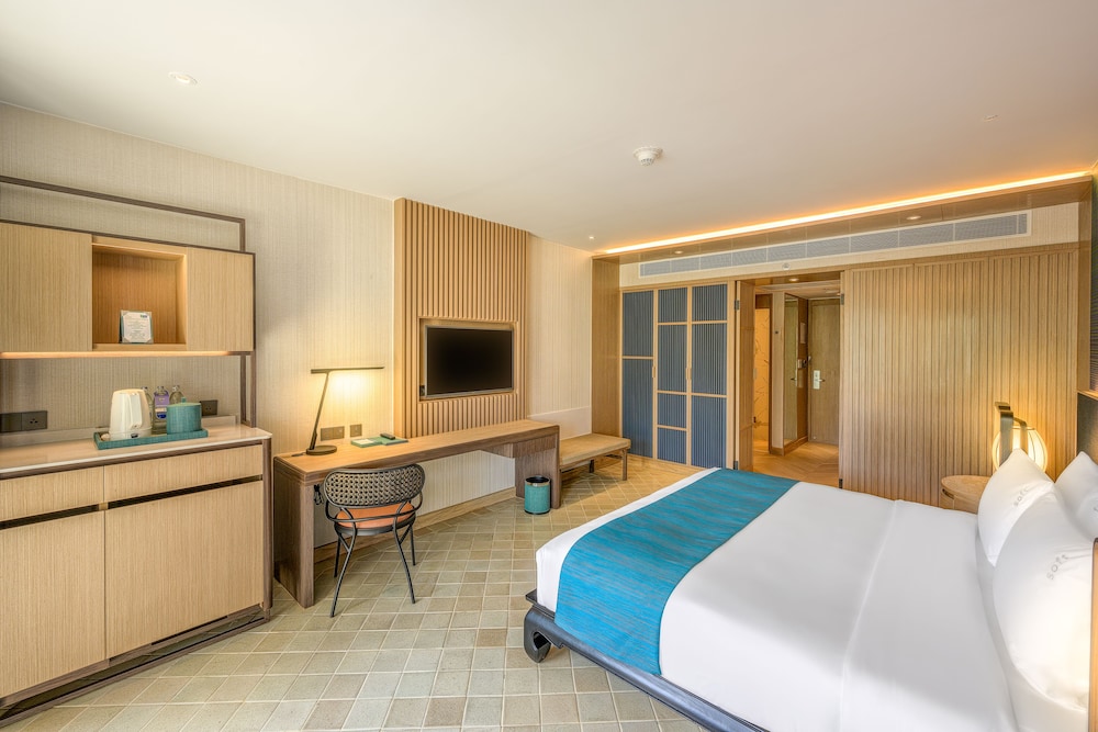 Habitación Premium, 1 cama de matrimonio grande, balcón, vistas a la ciudad del hotel Holiday Inn Resort Phuket, An Ihg. Foto 4