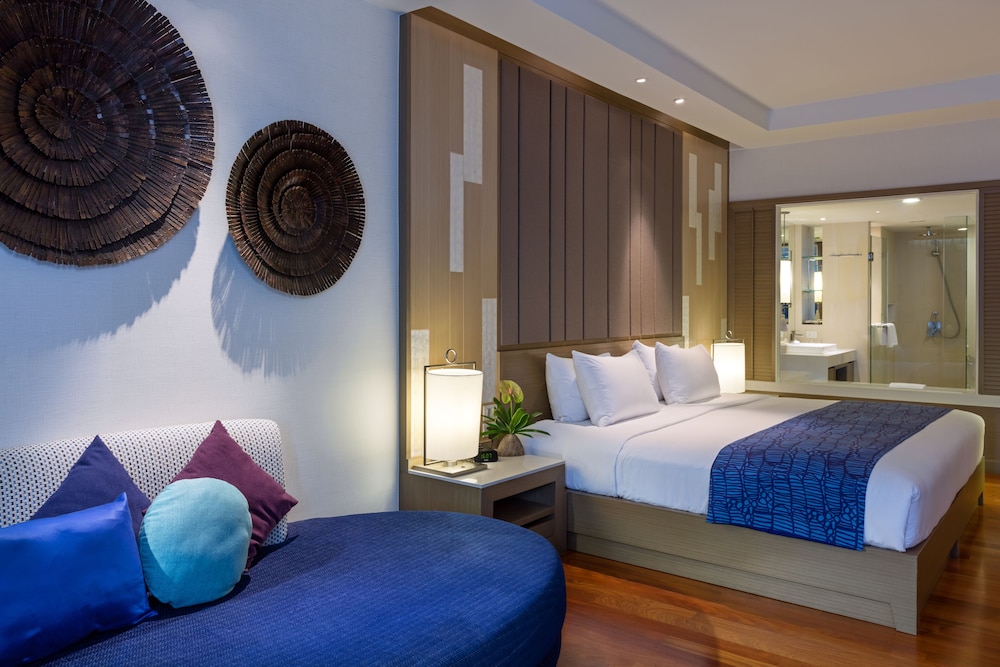 Suite, 1 cama de matrimonio grande, vistas a la piscina (Furnished Balcony) del hotel Holiday Inn Resort Phuket, An Ihg. Foto 4