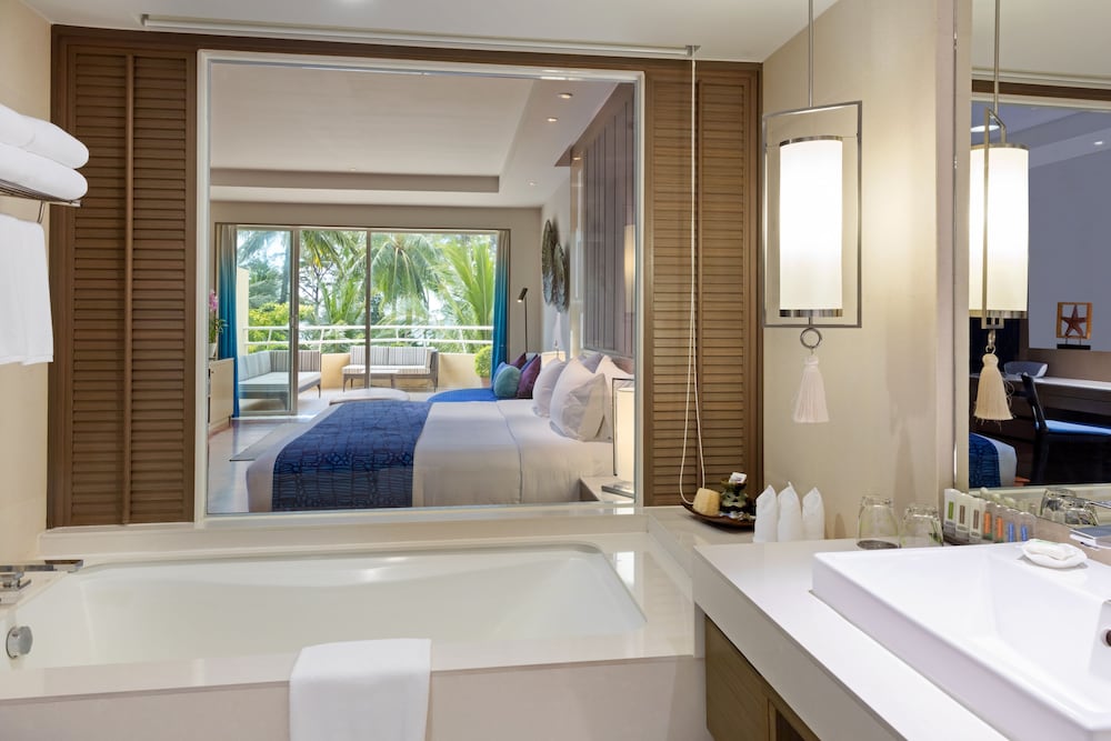 Suite, 1 cama de matrimonio grande, vistas a la piscina (Furnished Balcony) del hotel Holiday Inn Resort Phuket, An Ihg. Foto 11