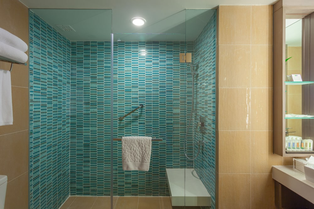 Suite familiar, varias camas del hotel Holiday Inn Resort Phuket, An Ihg. Foto 10