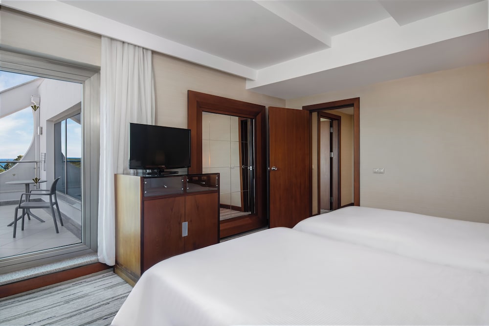 Suite Grand, 1 cama de matrimonio grande con sofá cama del hotel Rixos Sungate - The Land Of Legend Access. Foto 2