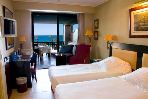 Habitación Doble Superior con vistas - 1 o 2 camas del hotel Gran Guadalpin Banus. Foto 1