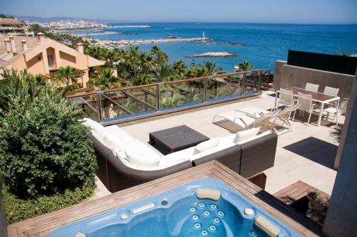 Suite Junior Deluxe con terraza, bañera de hidromasaje y vistas al mar del hotel Gran Guadalpin Banus