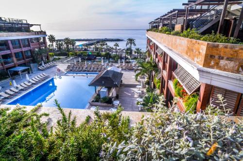 Suite Junior Deluxe con terraza, bañera de hidromasaje y vistas al mar del hotel Gran Guadalpin Banus. Foto 2