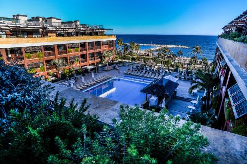 Suite Junior Deluxe con terraza, bañera de hidromasaje y vistas al mar del hotel Gran Guadalpin Banus. Foto 3
