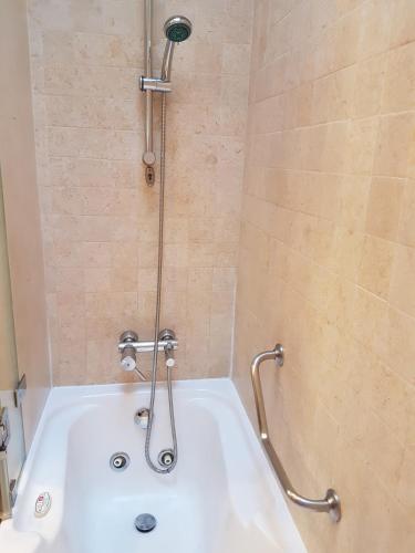 Suite Junior Deluxe con terraza, bañera de hidromasaje y vistas al mar del hotel Gran Guadalpin Banus. Foto 5