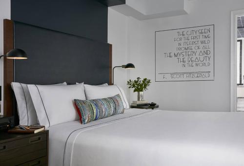 Gallery - 1 cama extragrande del hotel The Renwick. Foto 3