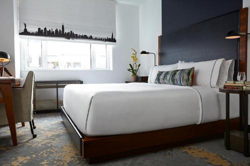 Gallery - 1 cama grande del hotel The Renwick. Foto 1