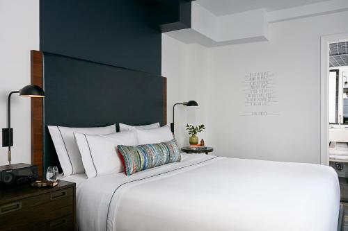Suite Gallery con cama extragrande del hotel The Renwick. Foto 1