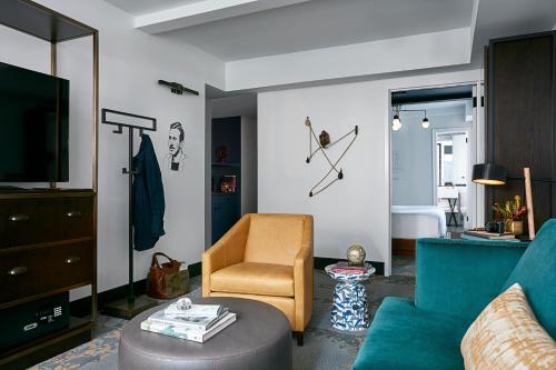 Suite Gallery con cama extragrande del hotel The Renwick. Foto 2