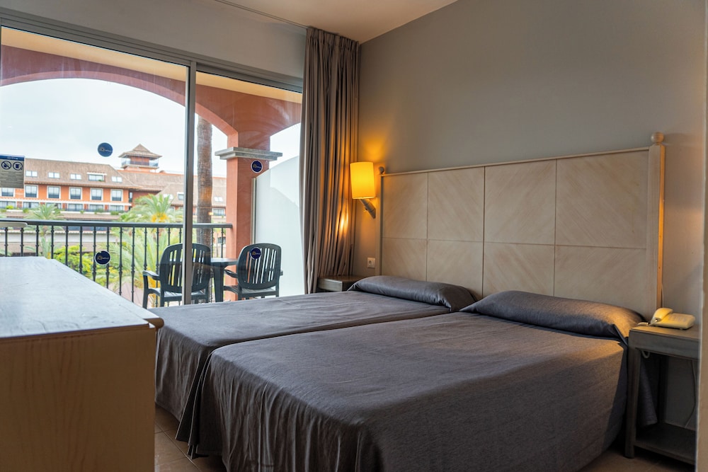 Habitación doble Sofá Cama incluido 2 Camas individuales del hotel Ohtels Islantilla