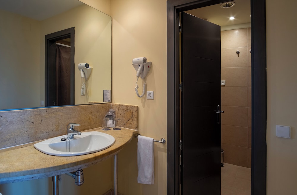 Habitación doble Sofá Cama incluido 2 Camas individuales del hotel Ohtels Islantilla. Foto 4