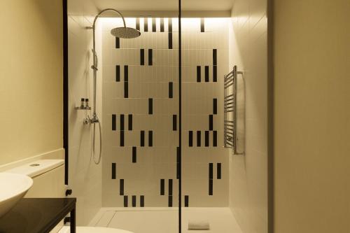 Habitación Doble Deluxe con terraza del hotel Icon Embassy. Foto 4