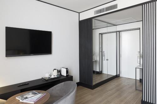 Habitación Doble Deluxe con terraza del hotel Icon Embassy. Foto 8
