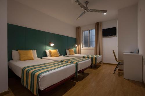 Habitación Triple del hotel Yomo Hostal BCN Port