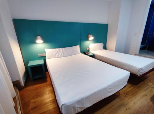 Habitación Triple del hotel Yomo Hostal BCN Port. Foto 3