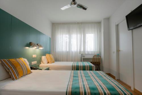 Habitación con vistas a la ciudad - 2 camas del hotel Yomo Hostal BCN Port. Foto 1