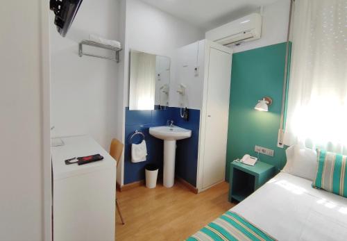 Habitación Individual Estándar con baño compartido del hotel Yomo Hostal BCN Port. Foto 1
