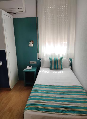 Habitación Individual Estándar con baño compartido del hotel Yomo Hostal BCN Port. Foto 3