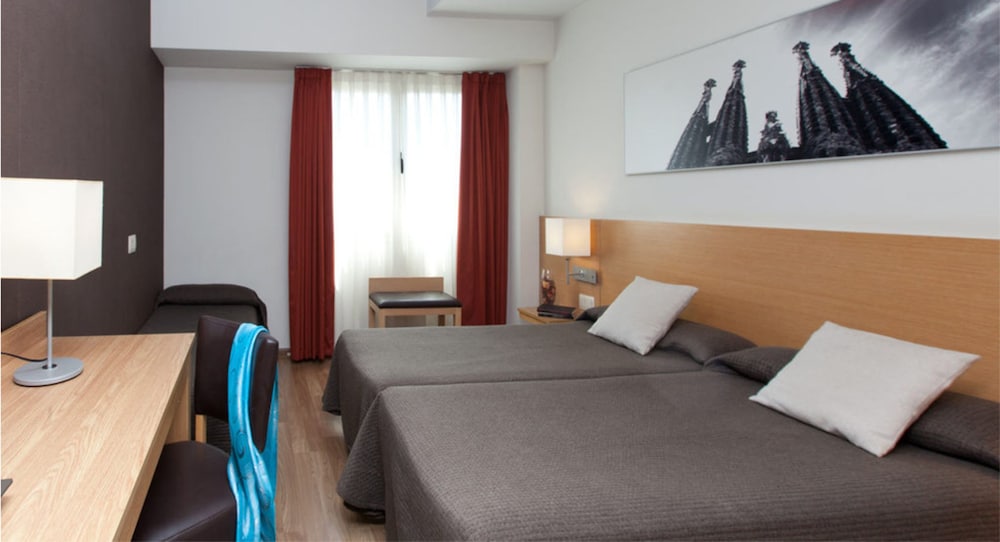 Habitación Triple Estándar del hotel Sagrada Familia. Foto 2