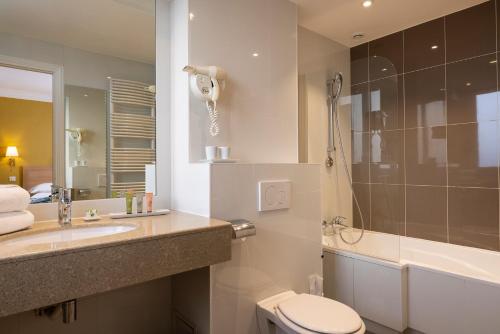 Habitación Doble Superior con terraza y vistas a la Torre Eiffel del hotel Le Littré. Foto 1