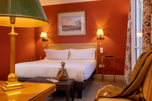 Habitación Doble Superior con terraza y vistas a la Torre Eiffel del hotel Le Littré. Foto 2