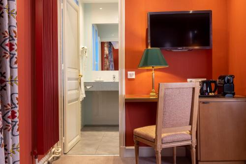 Habitación Doble Superior con terraza y vistas a la Torre Eiffel del hotel Le Littré. Foto 3