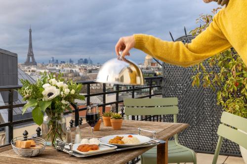 Habitación Doble Superior con terraza y vistas a la Torre Eiffel del hotel Le Littré. Foto 4
