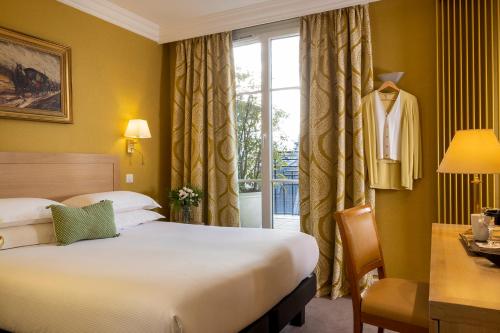 Habitación Doble Superior con terraza y vistas a la Torre Eiffel del hotel Le Littré. Foto 6