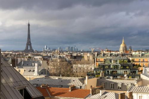 Habitación Doble Superior con terraza y vistas a la Torre Eiffel del hotel Le Littré. Foto 7