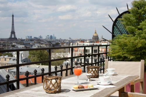 Suite con terraza y vistas a la Torre Eiffel del hotel Le Littré