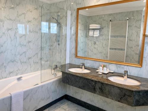 Suite con terraza y vistas a la Torre Eiffel del hotel Le Littré. Foto 1