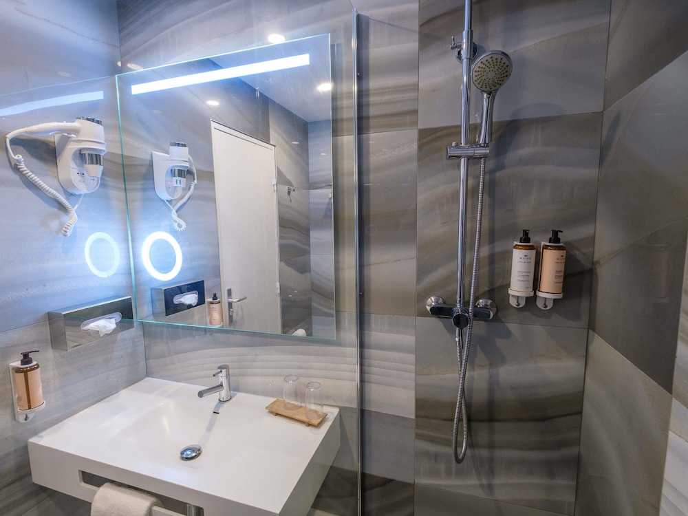 Habitación Superior - 2 camas individuales del hotel Mercure Paris Nanterre. Foto 4