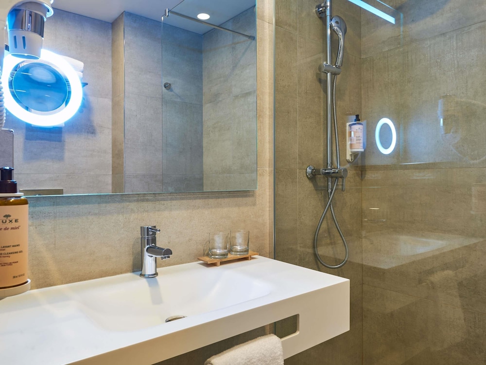Habitación Familiar Clásica con Puerta de Comunicación del hotel Mercure Paris Nanterre. Foto 4