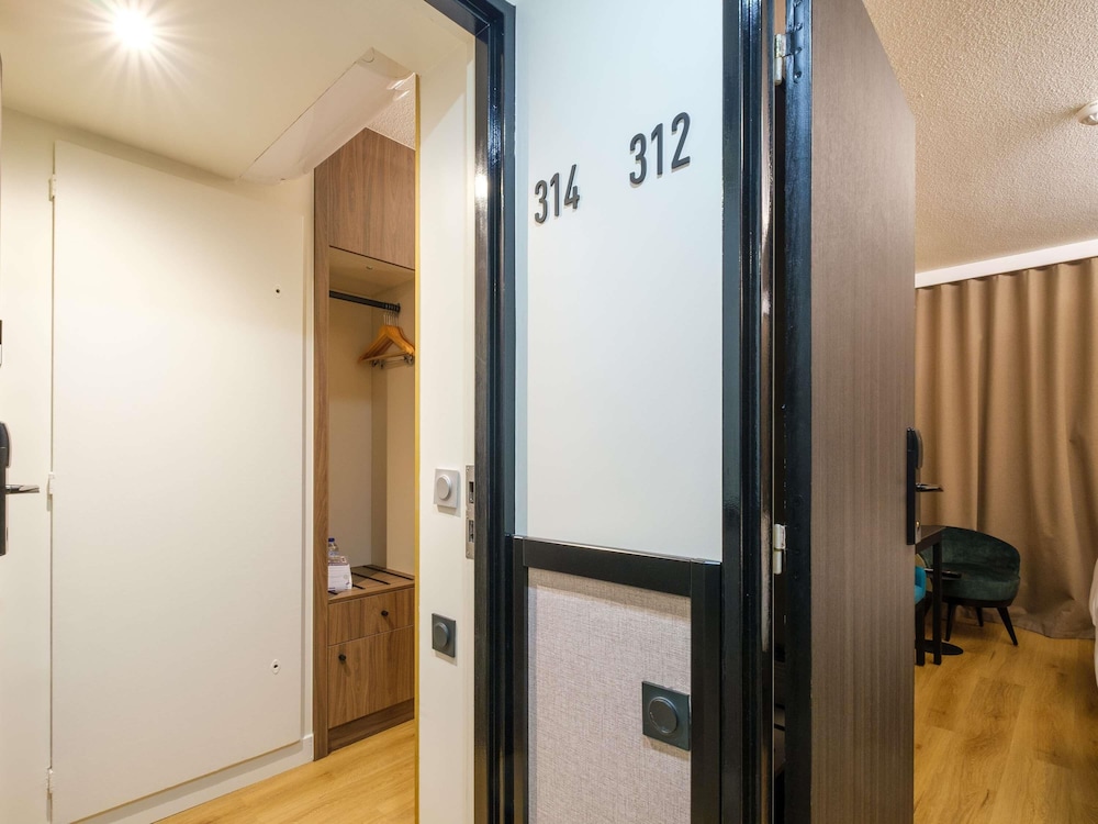 Habitación Familiar Clásica con Puerta de Comunicación del hotel Mercure Paris Nanterre. Foto 5